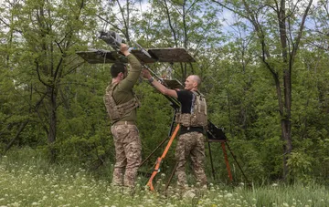 Ukrainische Soldaten im Wald bereiten einen Aufklärungsdrohnenstart vor, um Stellungen in Huliaipol zu lokalisieren