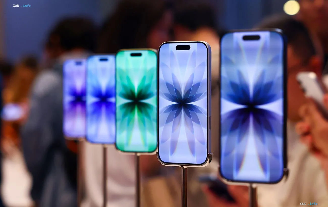 Reihe von iPhone-Smartphones mit Dynamic Island auf Ständern bei einer Apple-Veranstaltung: Basis-Modell iPhone 18 und iPhone 18e nicht gezeigt, Start im Frühjahr 2027