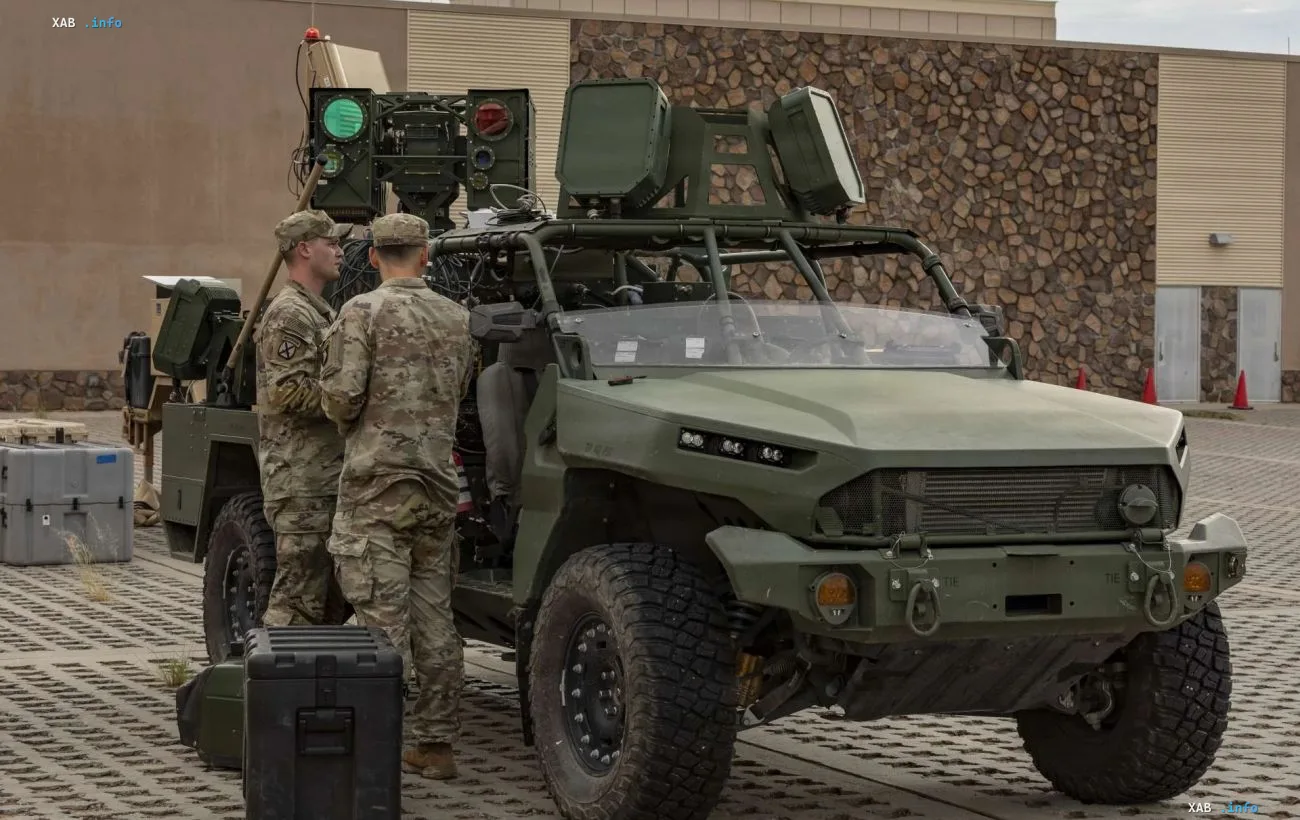 US-Army-Soldaten warten das mobile Lasersystem AMP-HEL auf einem leichten taktischen Fahrzeug während der Erprobung in Fort Bliss