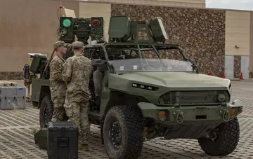 US-Army-Soldaten warten das mobile Lasersystem AMP-HEL auf einem leichten taktischen Fahrzeug während der Erprobung in Fort Bliss