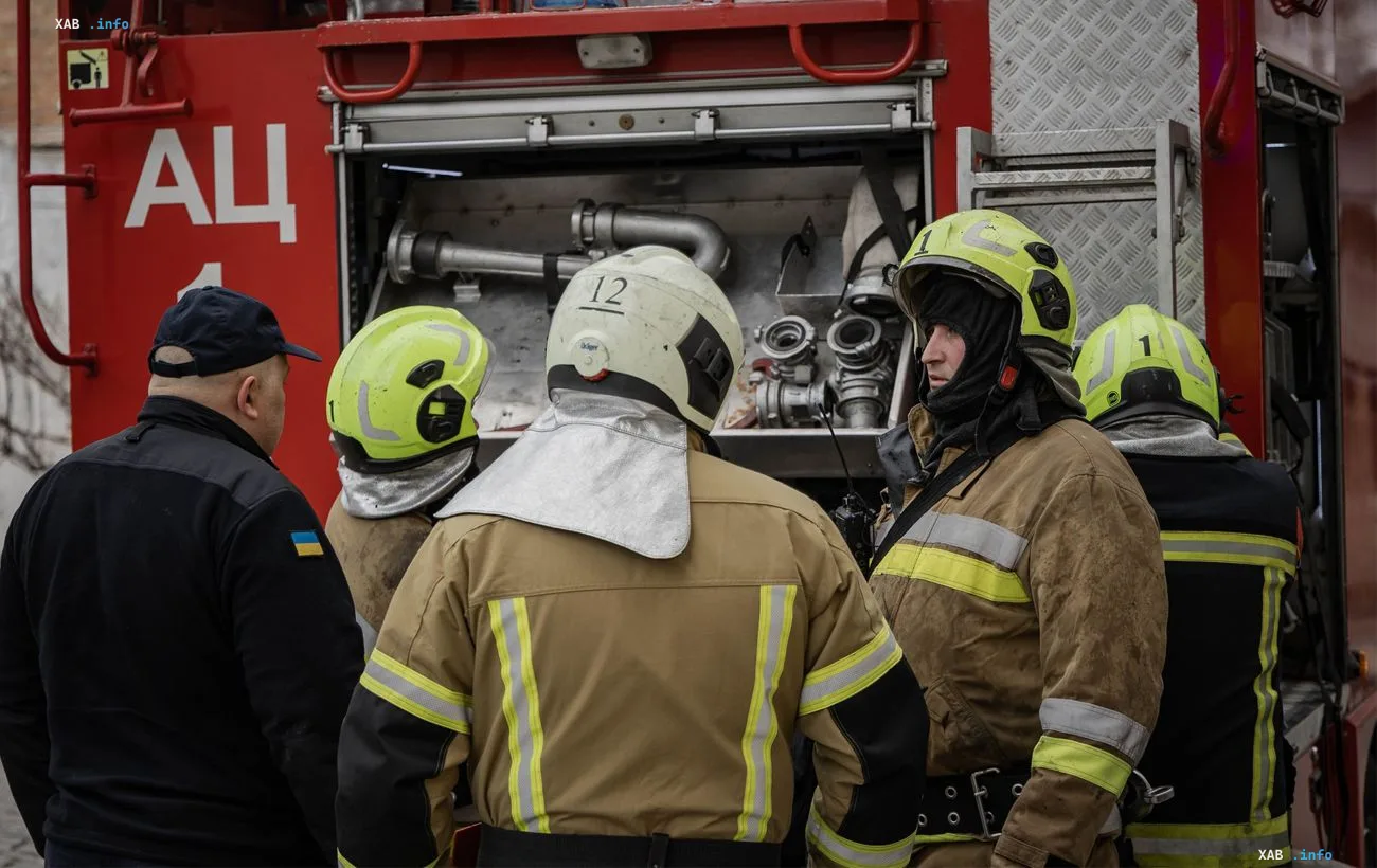 Ukrainische Feuerwehrleute an einem Feuerwehrauto nach dem ballistischen Schlag auf Kiew am 24. September