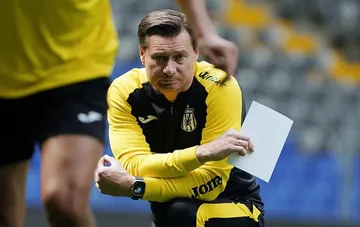 Trainer Demtschenko auf der Bank von Iberia 1999 in der Vereinskleidung vor seinem Weggang aus dem georgischen Verein