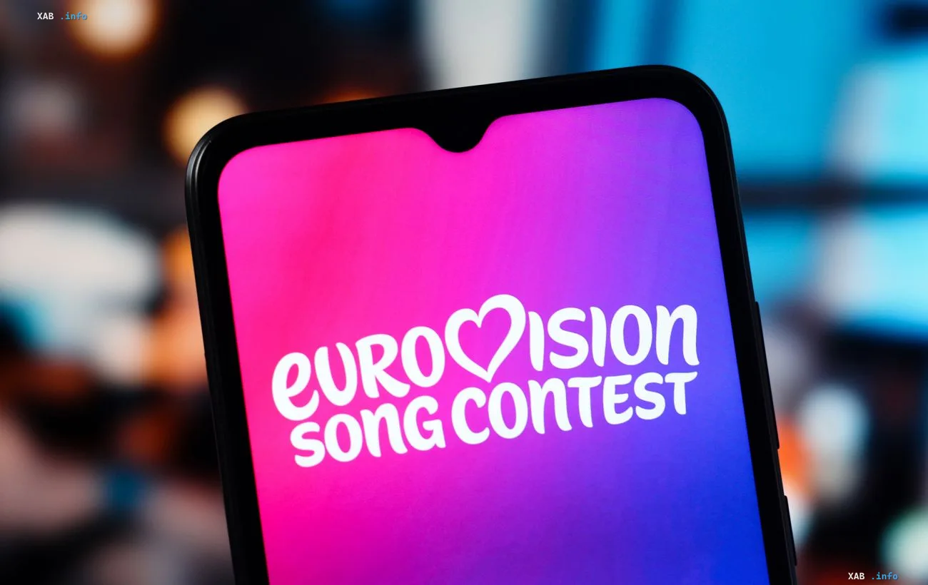 Eurovision-Logo auf einem Smartphone-Bildschirm mit farbenfrohem Verlaufshintergrund