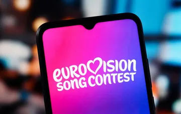 Eurovision-Logo auf einem Smartphone-Bildschirm mit farbenfrohem Verlaufshintergrund
