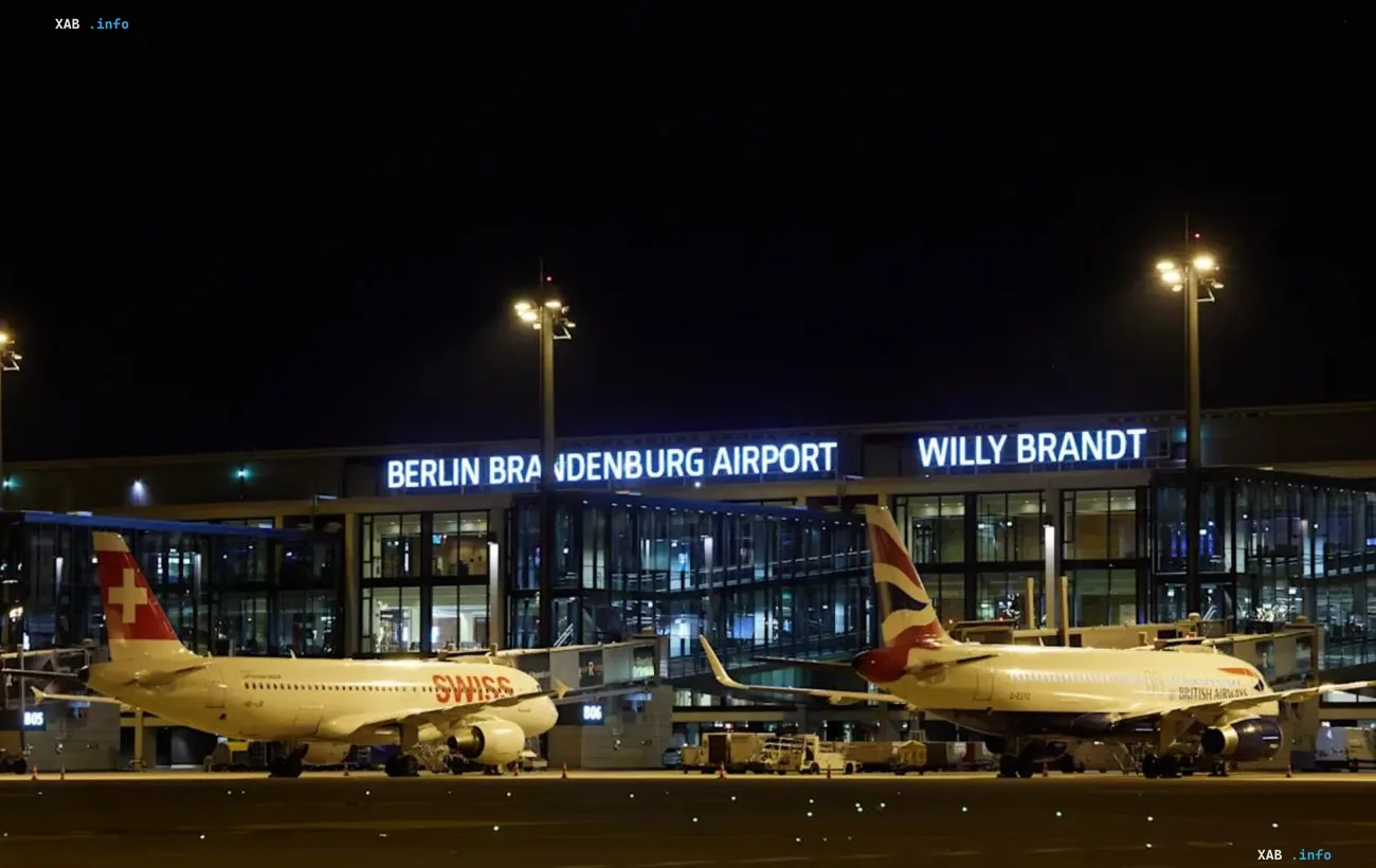 Nachtansicht des Terminals des Berliner Flughafens (Willy Brandt) mit geparkten Swiss- und British-Airways-Flügen nach dem Drohnenvorfall