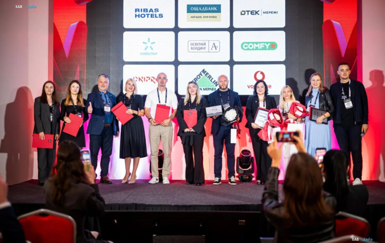 DTEK-Merezhi-Team auf der Bühne bei der Ukrainian-CX-Excellence-Verleihung mit Preisen und Blumen