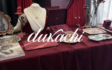 Schmuck der Marke Dukachi im Schaufenster: Produkte des Unternehmens, das bei einem russischen Raketenangriff in Kiew vollständig zerstört wurde