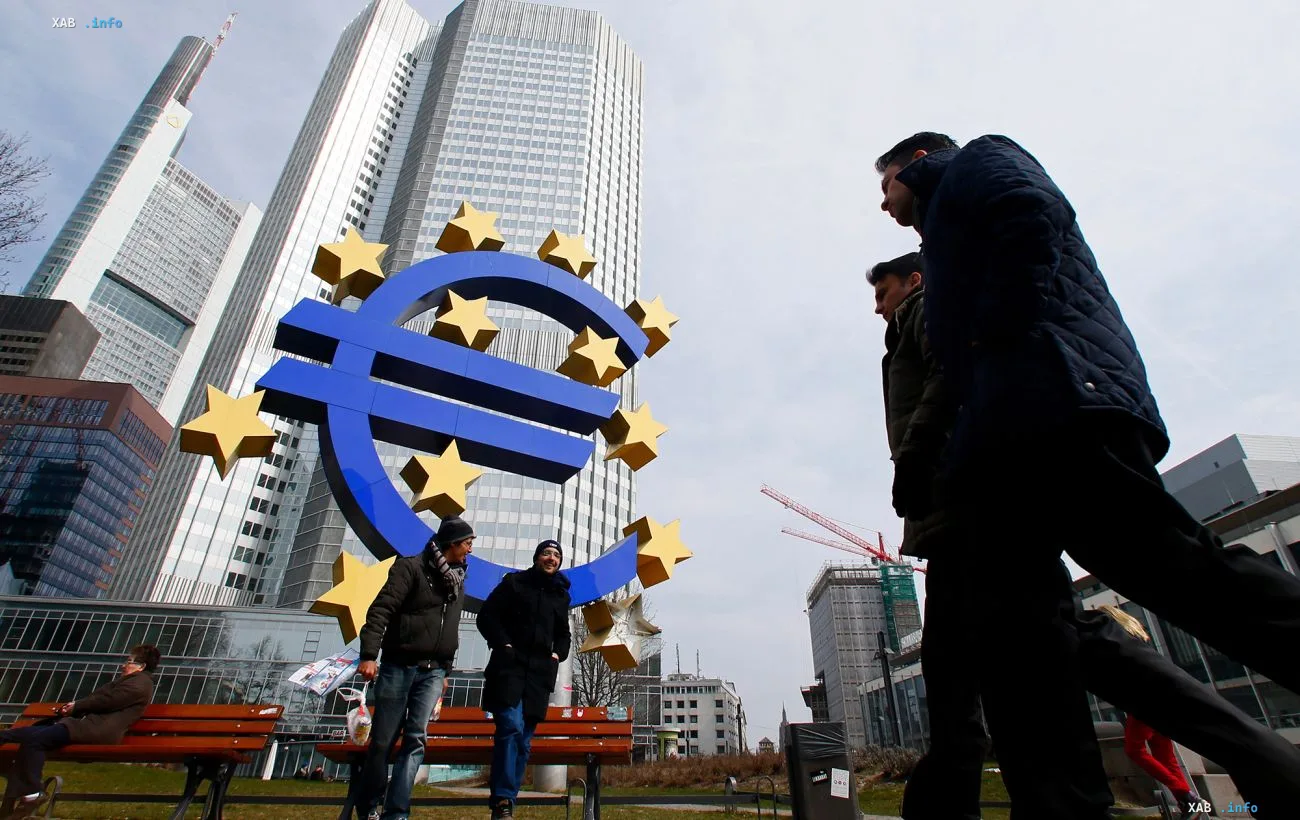 Skulptur des Euro-Symbols mit dem Ring der EU-Sterne vor den Wolkenkratzern Frankfurts — Illustration zur Genehmigung des achten Ukraine-Facility-Tranchs über 3 Mrd. Euro durch den EU-Rat