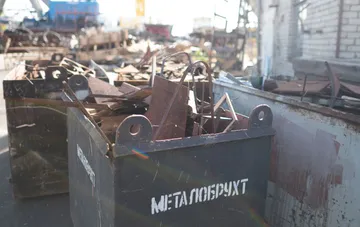 Metallschrott-Container auf einem Recyclinghof: Debatte über Schrottexporte und Exportzölle in der Ukraine