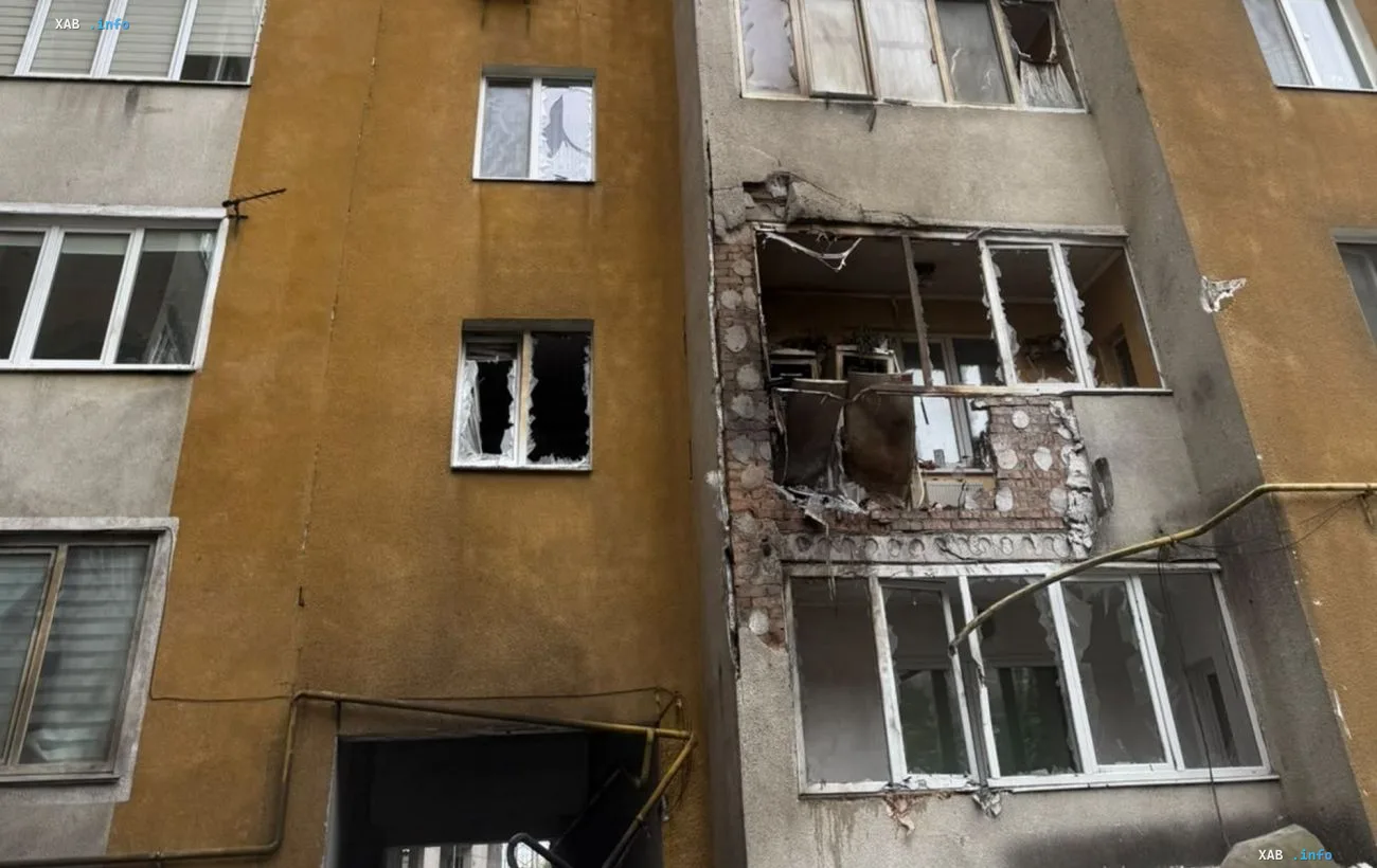 Повреждённый фасад жилого многоэтажного дома в Хмельницком после ночной атаки дронов «Шахед»: выбитые окна и разрушенный балкон