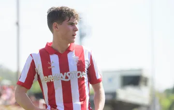 Iwan Warfolomeew im rot-weißen Trikot von Lincoln City nach der Vertragsverlängerung bis Sommer 2030