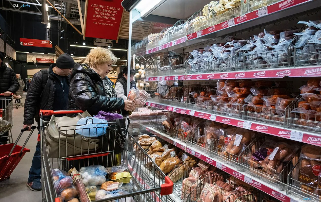 Kunden wählen Wurstprodukte im Supermarkt vor dem Hintergrund der Verlängerung der vereinfachten Lebensmittelkennzeichnung