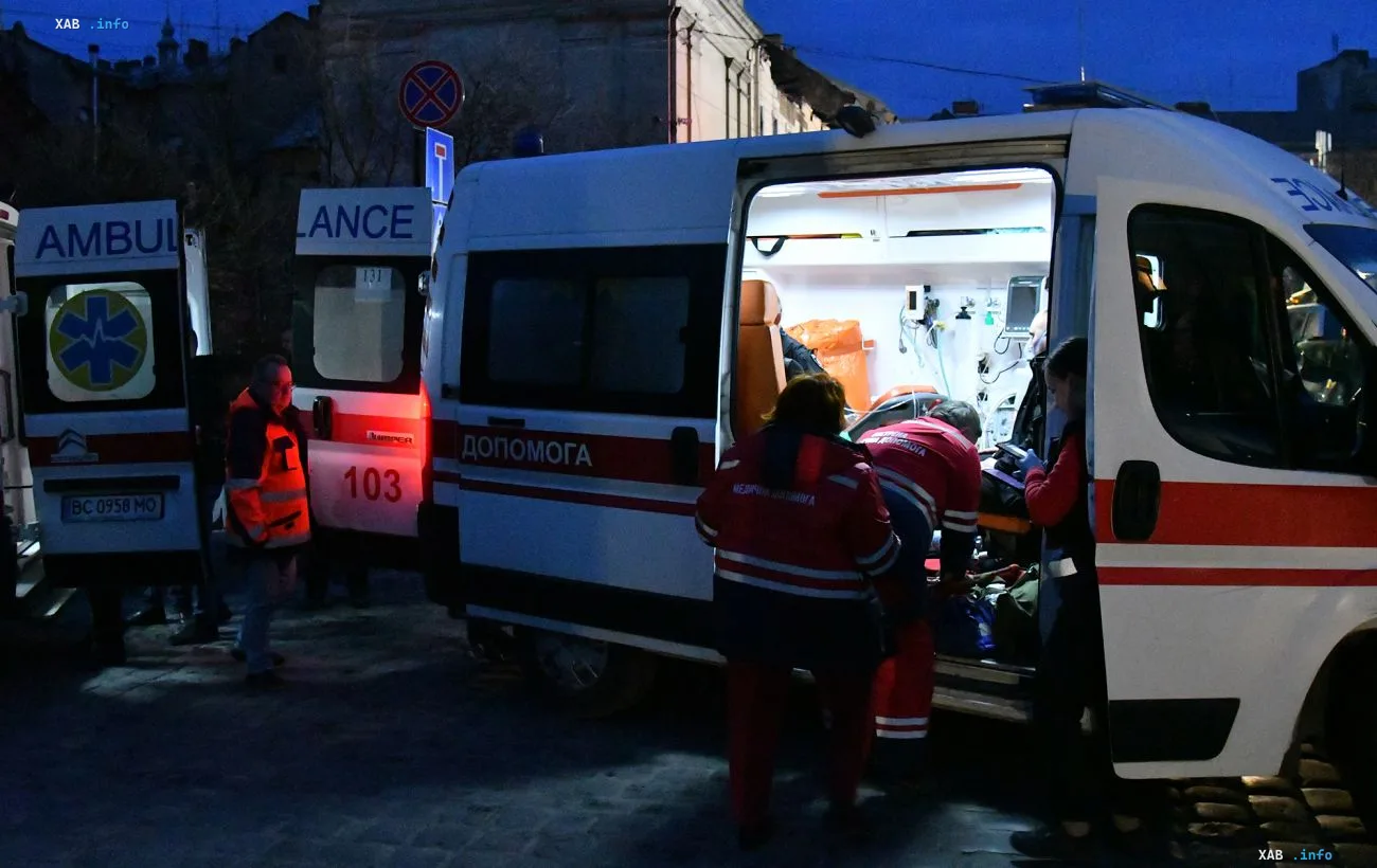 Rettungskräfte und Sanitäter des Rettungswagens arbeiten am Ort eines nächtlichen ballistischen Einschlags auf ein Wohnhaus im Kyjiwer Stadtbezirk Dniprowojskiji