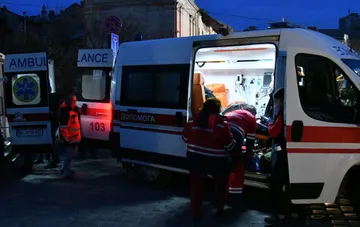 Rettungskräfte und Sanitäter des Rettungswagens arbeiten am Ort eines nächtlichen ballistischen Einschlags auf ein Wohnhaus im Kyjiwer Stadtbezirk Dniprowojskiji