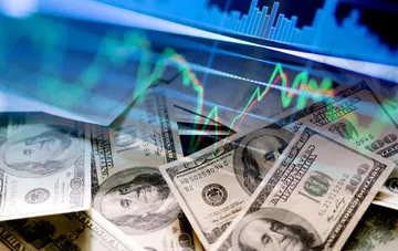 US-Dollar-Scheine vor einem steigenden Devisenkurs-Chart in ukrainischen Banken am 24. September