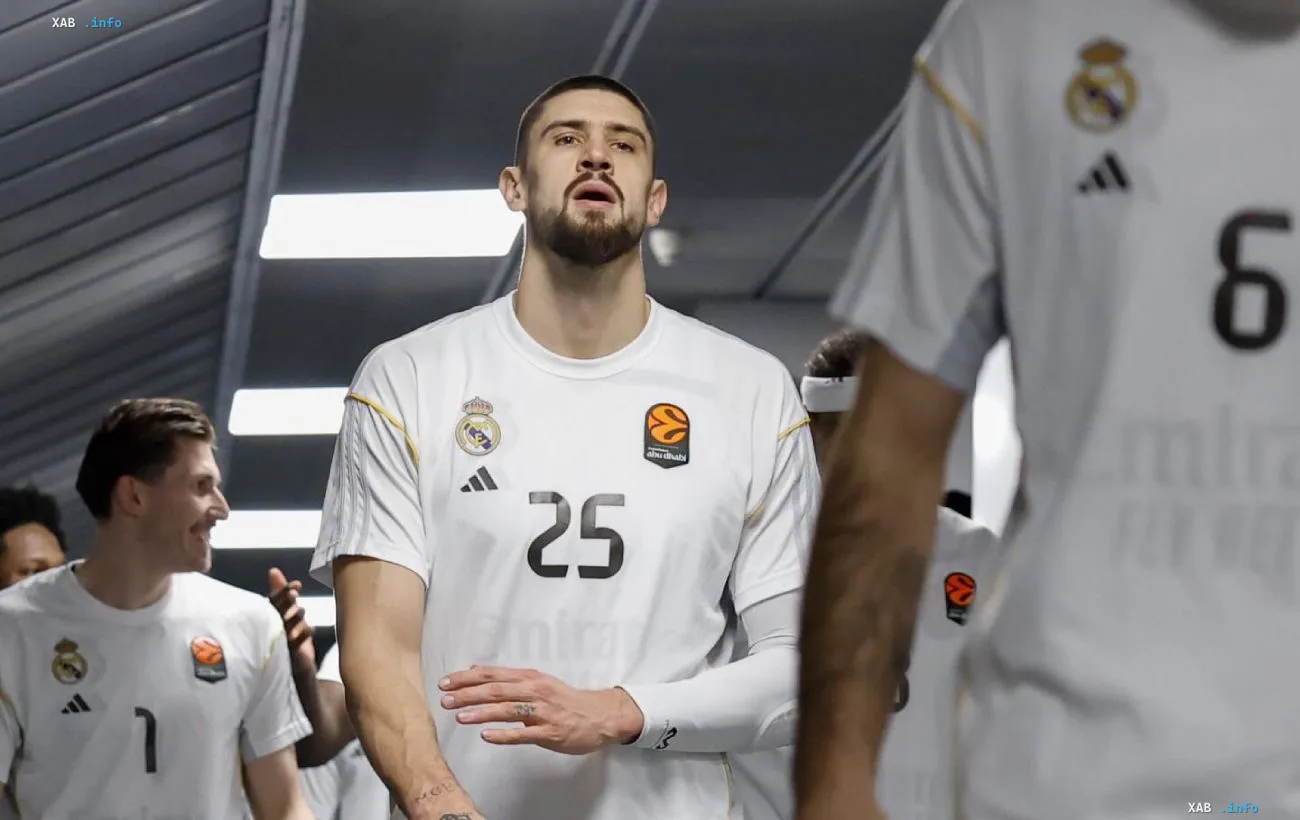 Alexey Lenny im Real-Madrid-Trikot (Nr. 25) im Arenatunnel – Spieler löst Baskonia-Vertrag wegen Fußschmerzen auf