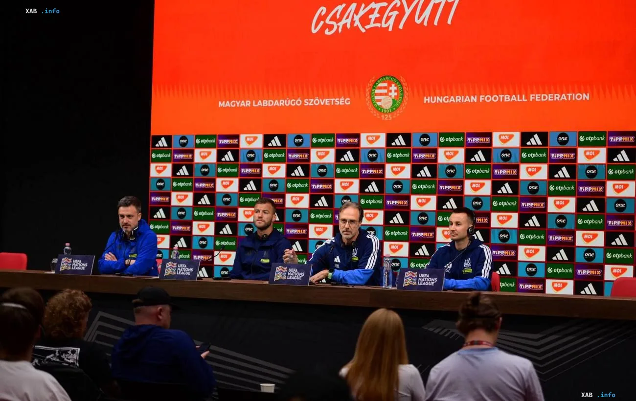 Pressekonferenz der ungarischen Nationalmannschaft vor dem UEFA Nations League-Spiel: Trainerteam und Spieler am Medientisch