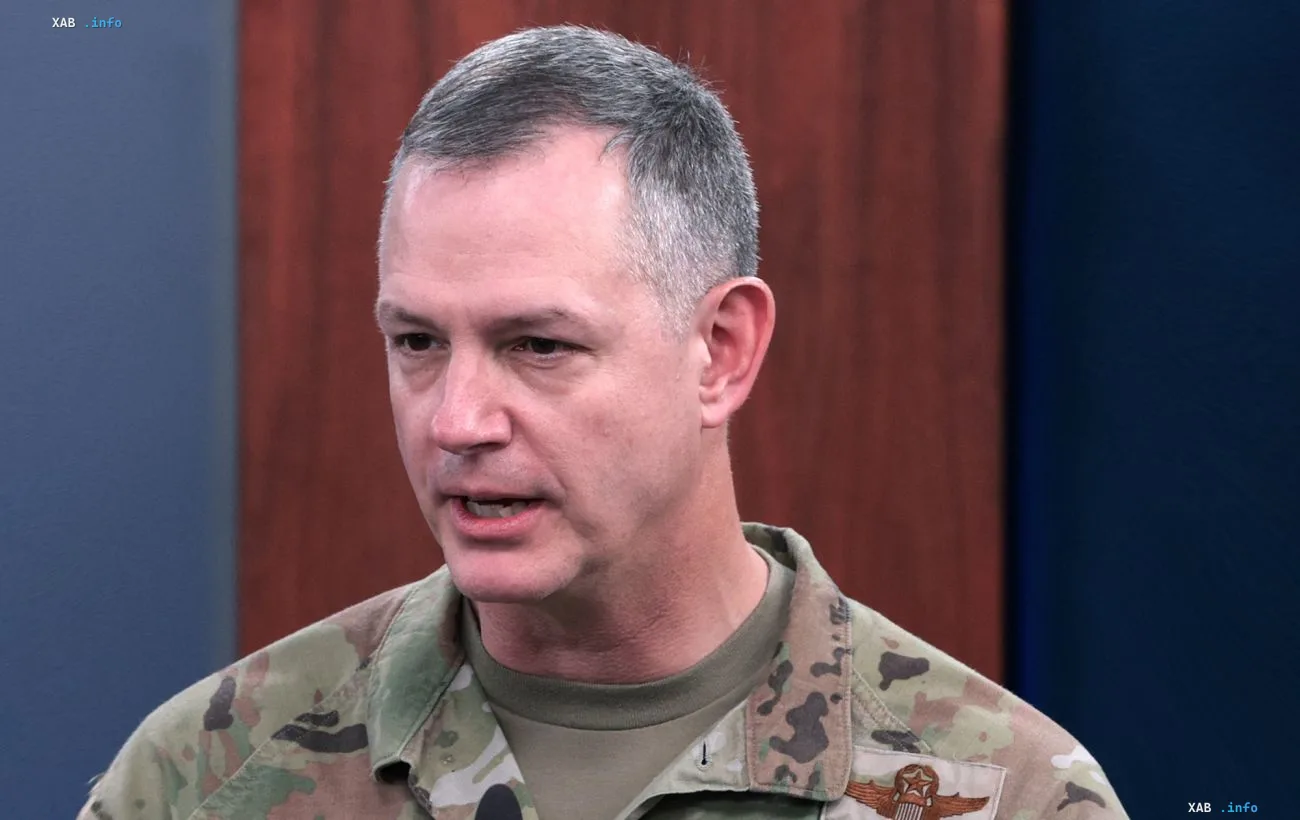 NATO-Militärführer in Tarnuniform bei Pressekonferenz über Geheimdienstinformationen