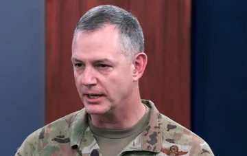 NATO-Militärführer in Tarnuniform bei Pressekonferenz über Geheimdienstinformationen