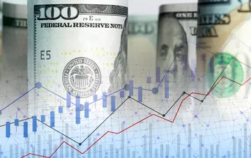 US-Dollar-Scheine vor Finanzgrafiken: NBU setzt Dollar-Kurs auf 44,97 UAH für den 25. September fest