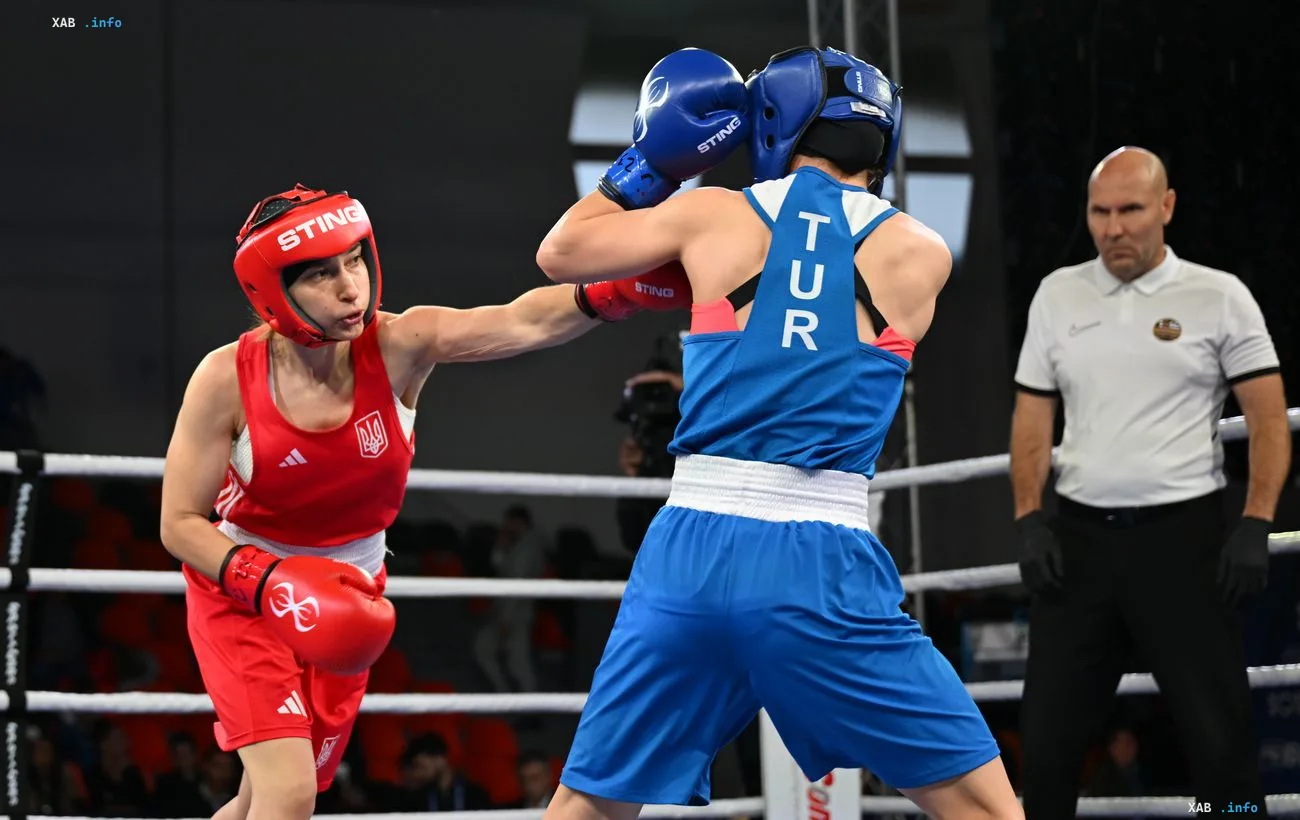 Anna Okhota landet einen Schlag gegen ihre türkische Gegnerin im Finale der Europameisterschaft im Boxen