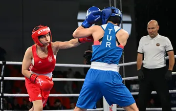 Anna Okhota landet einen Schlag gegen ihre türkische Gegnerin im Finale der Europameisterschaft im Boxen