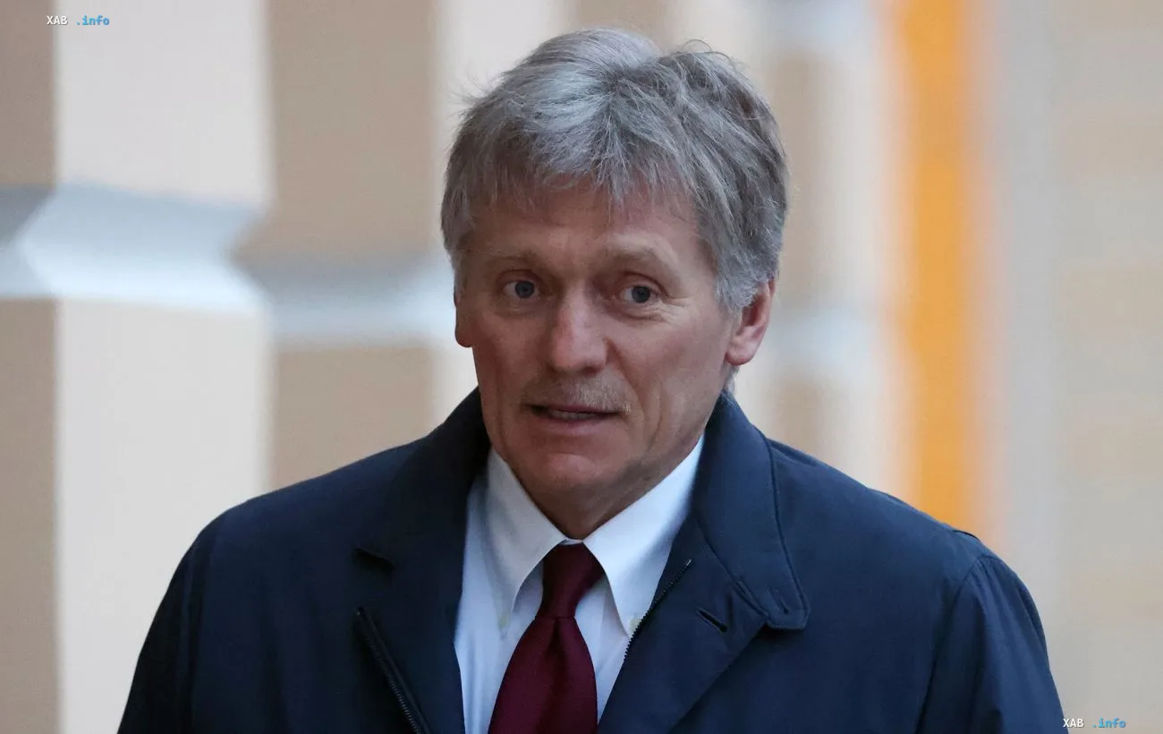 Dmitri Peskow vor einem Gebäude: Aussage, dass Selenskyj einen Besuch in Moskau nicht ablehnte