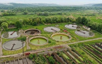 Klärwerk des Lvivvodokanal: Luftaufnahme der Becken, die mit dem beauftragten Unternehmen aus der Untersuchung über Russland-Kontakte verbunden sind