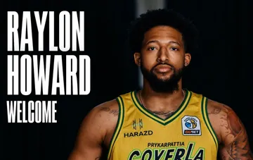 Amerikanischer Forward Raylon Howard in einem Prykarpattia-Goverla-Trikot mit der Aufschrift WELCOME nach Vertragsunterschrift