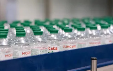 Бутылки минеральной воды «Моршинская» на конвейере производства перед стартом аудита IDS Ukraine