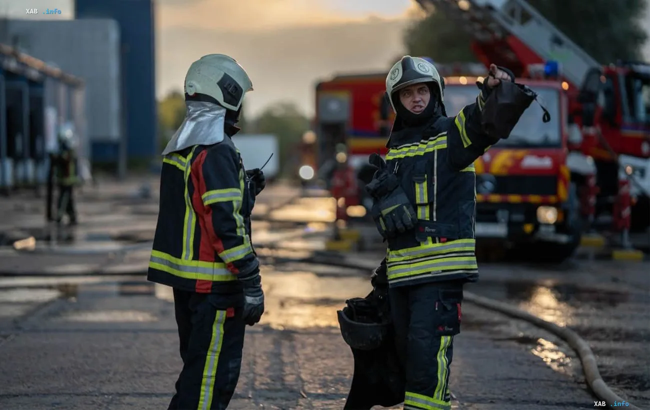 Feuerwehrleute an der Stelle eines russischen Raketenangriffs auf den Dukachi-Schmuckbetrieb in Kiew