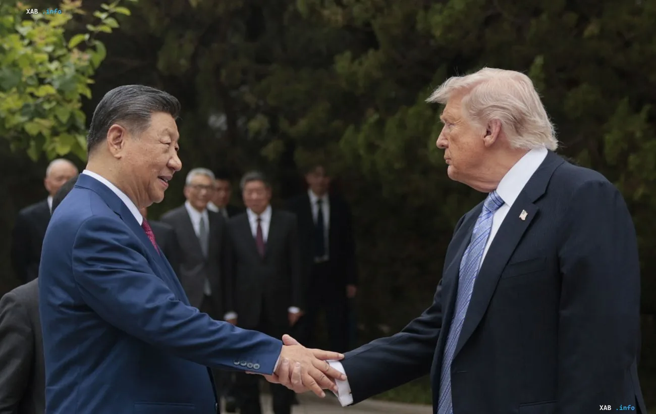 Си Цзиньпин и Дональд Трамп пожимают руки на фоне Белого дома во время визита президента КНР