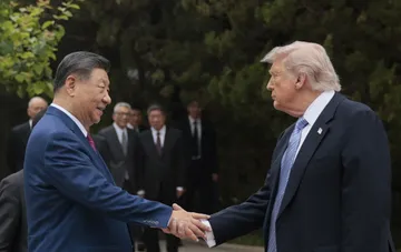 Си Цзиньпин и Дональд Трамп пожимают руки на фоне Белого дома во время визита президента КНР
