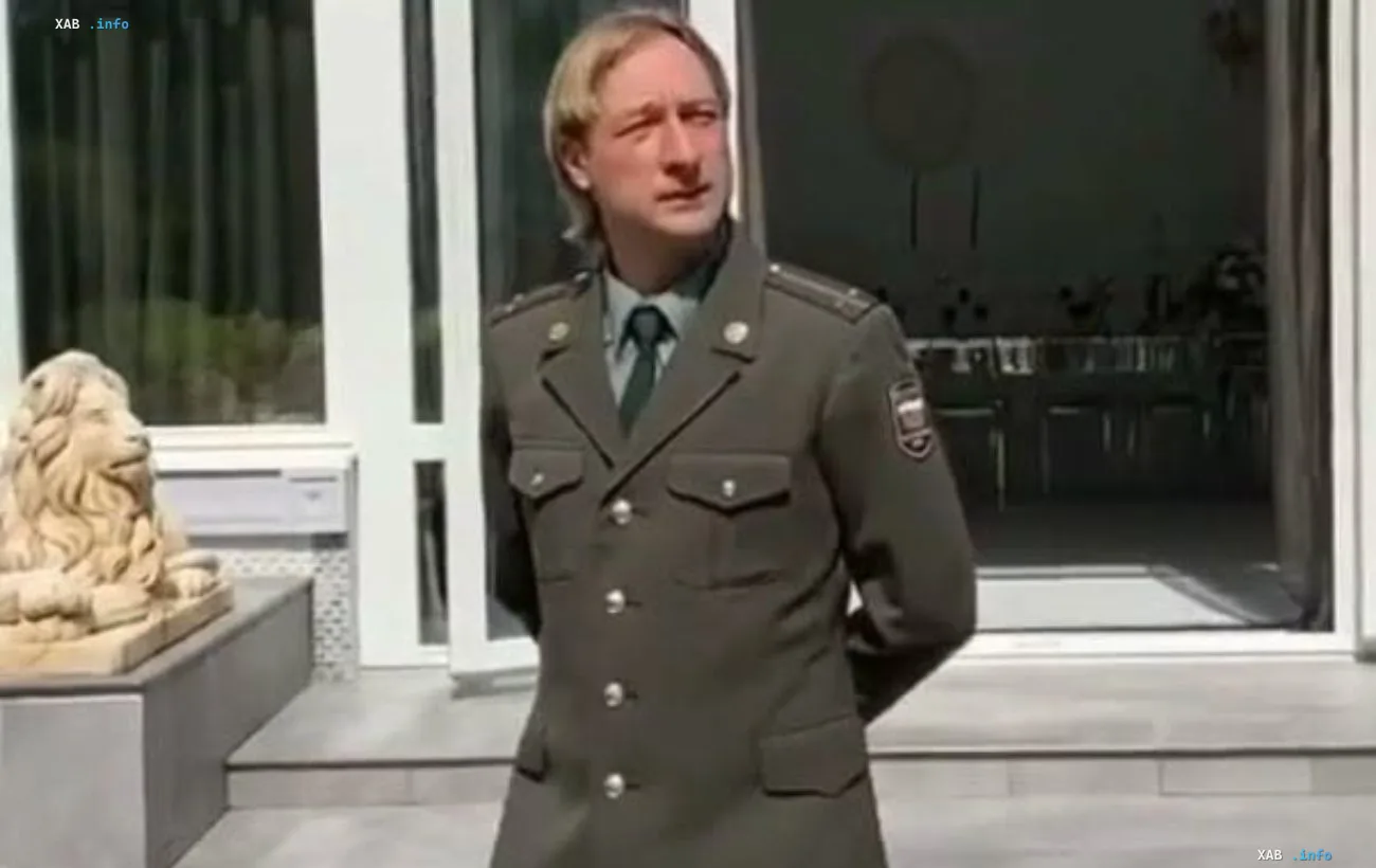 Мужчина в военной форме у входа в здание с каменной статуей льва — иллюстрация к скандалу вокруг аккредитации Евгения Плющенко на юниорском Гран-при в Анкаре