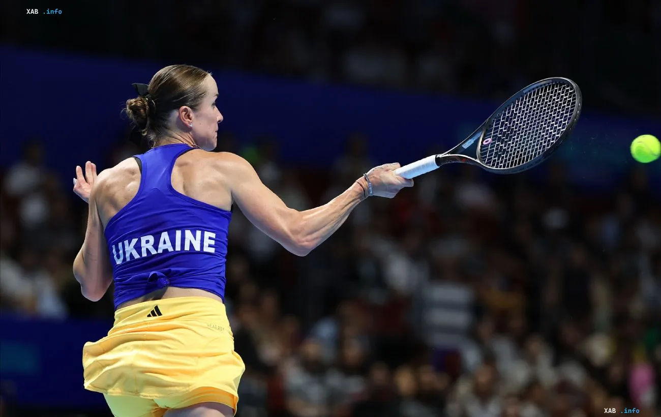 Elina Switolina im Trikot der Ukraine bei einem Schlägeraufschlag im Billie-Jean-King-Cup-Match gegen Minnen
