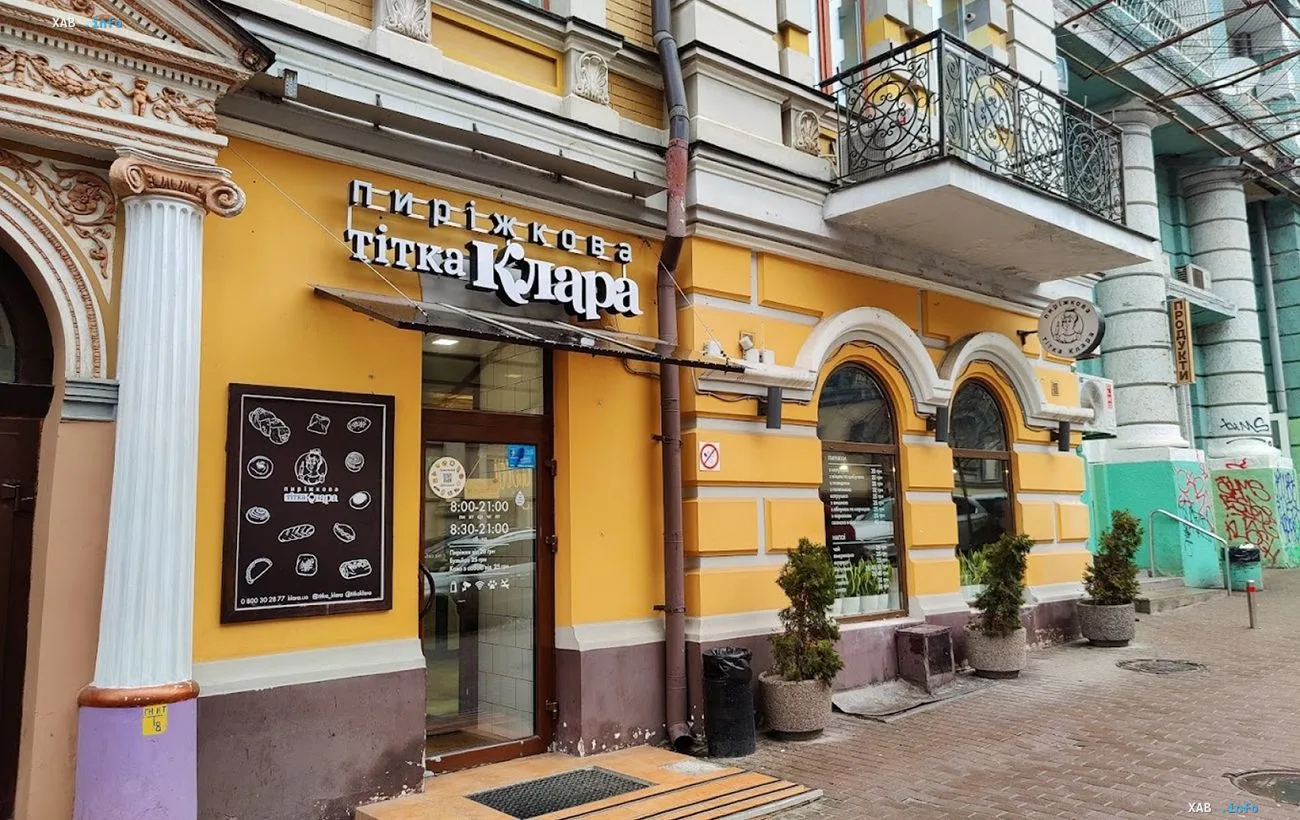 Fassade der Kiewer Backstube „Tetka Klara“ (Tante Klara) mit Schild und Speisekarte – Produktion durch den nächtlichen Angriff beschädigt