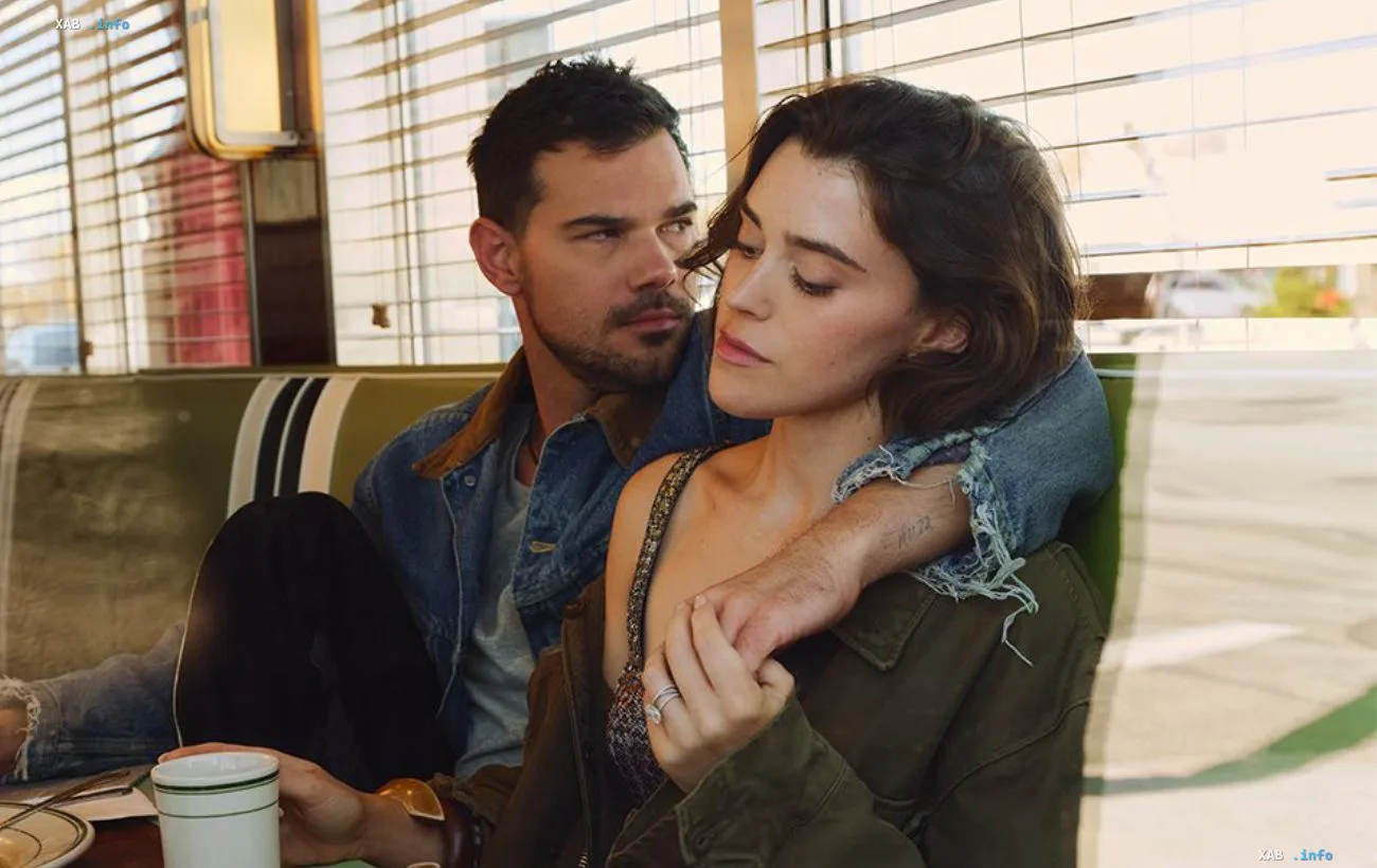 Taylor Lautner und seine Partnerin in einer zärtlichen Pose im Café — der Schauspieler wurde zum ersten Mal Vater, Tochter Lennon wurde geboren