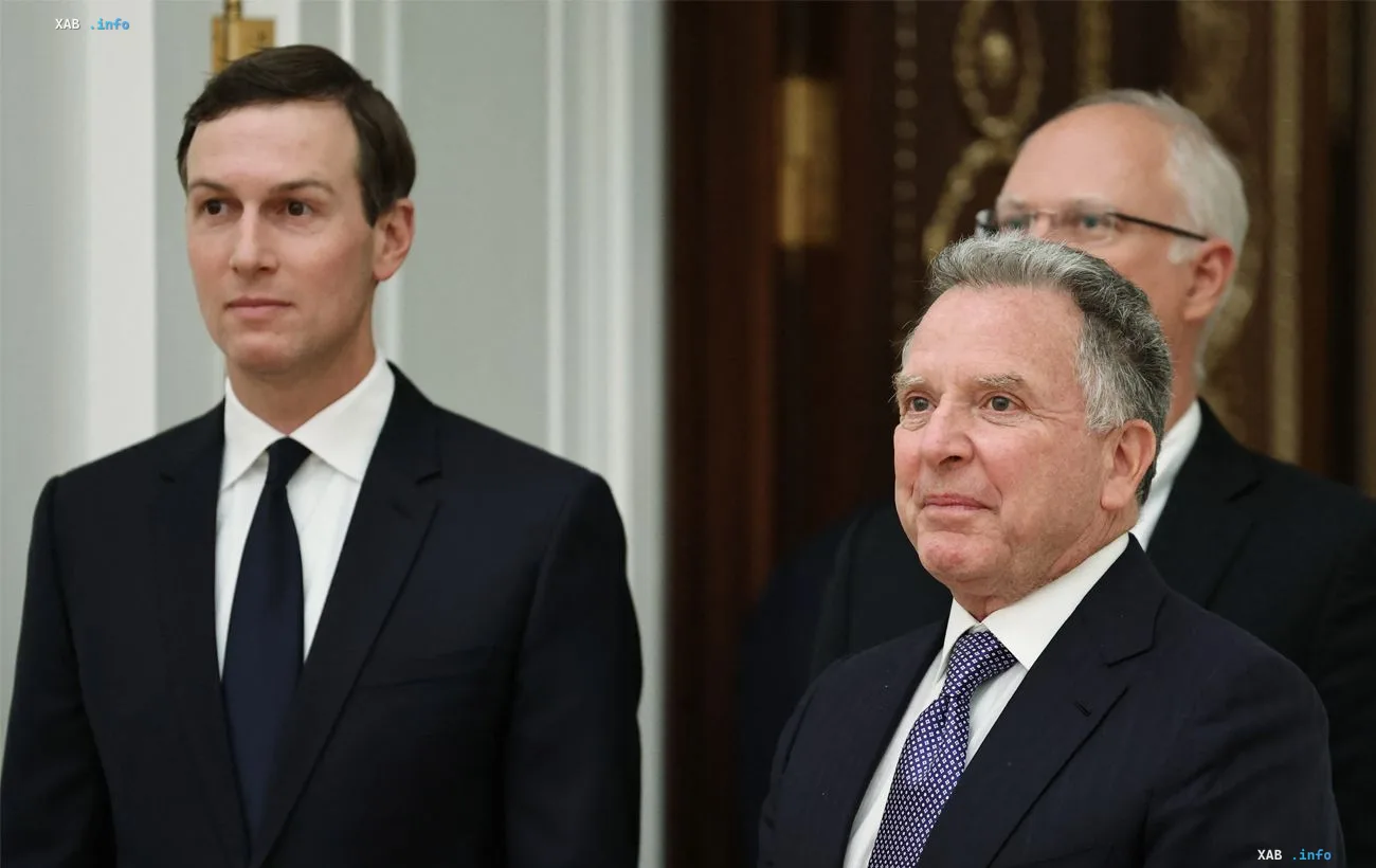 Diplomaten in formellen Anzügen vor dem Hintergrund einer offiziellen Residenz: Kontext des gescheiterten Dreiergipfels von Kiew und Moskau in New York