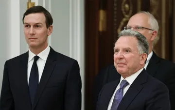 Diplomaten in formellen Anzügen vor dem Hintergrund einer offiziellen Residenz: Kontext des gescheiterten Dreiergipfels von Kiew und Moskau in New York