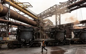 Kippwagen und Rohre auf dem Gelände eines ukrainischen Stahlwerks in der tiefen Branchenkrise