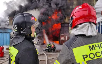 Russische Katastrophenschützer (MChS) bekämpfen einen Brand an einer Ölbasis in der Region Rostow nach ukrainischen Drohnenangriffen