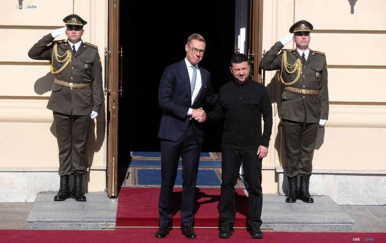 Treffen der Staatsführer von Ukraine und Finnland vor Ehrenwache — diplomatischer Hintergrund für die gemeinsame Drohnenproduktion