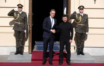 Treffen der Staatsführer von Ukraine und Finnland vor Ehrenwache — diplomatischer Hintergrund für die gemeinsame Drohnenproduktion