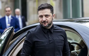 Ukrainischer Präsident Wolodymyr Selenskyj steigt aus dem Auto nach dem Treffen mit Donald Trump aus