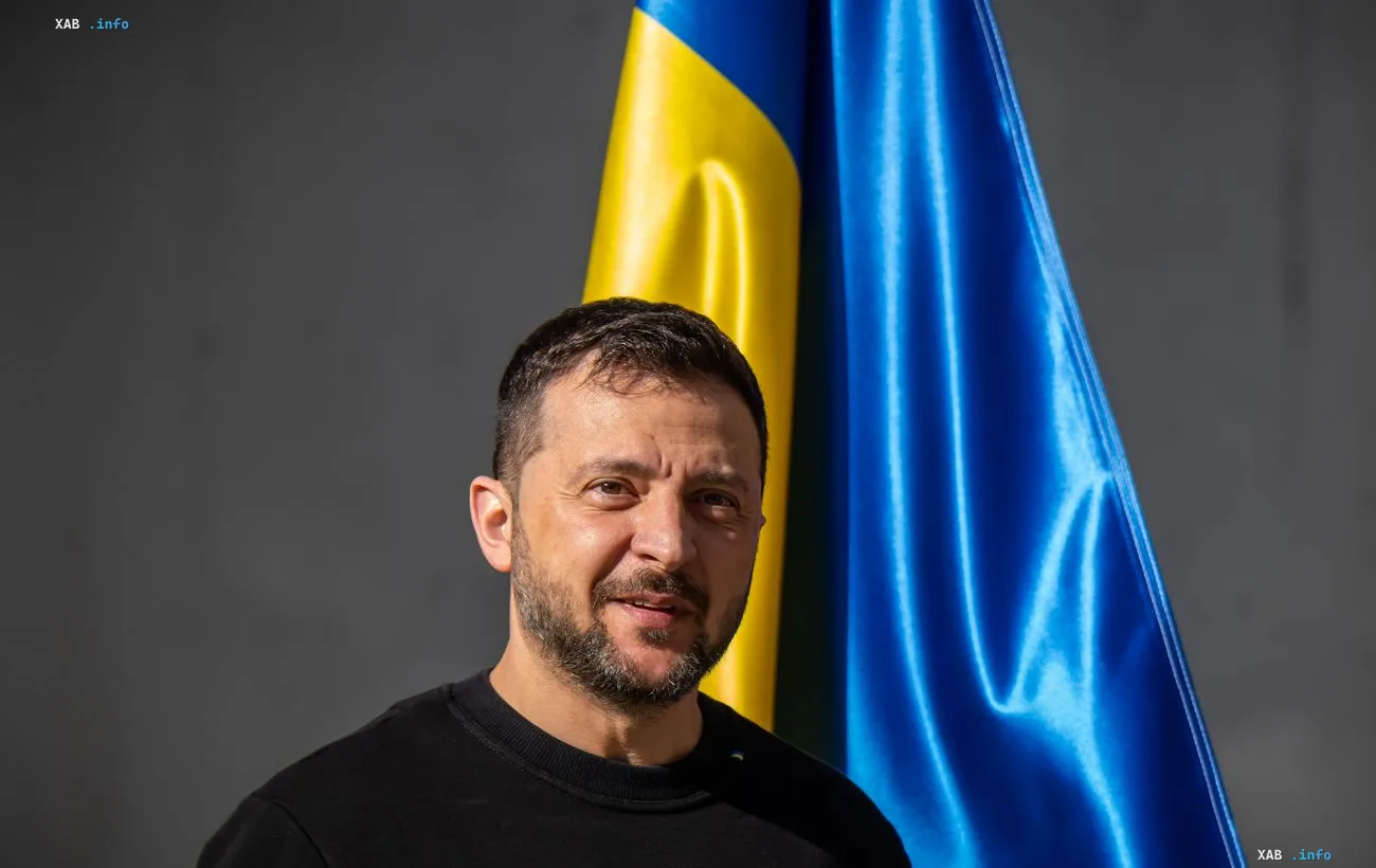 Wolodymyr Selenskyj in schwarzem T-Shirt vor der ukrainischen Flagge bei einem Briefing zur Lieferung von Luftabwehrsystemen in New York