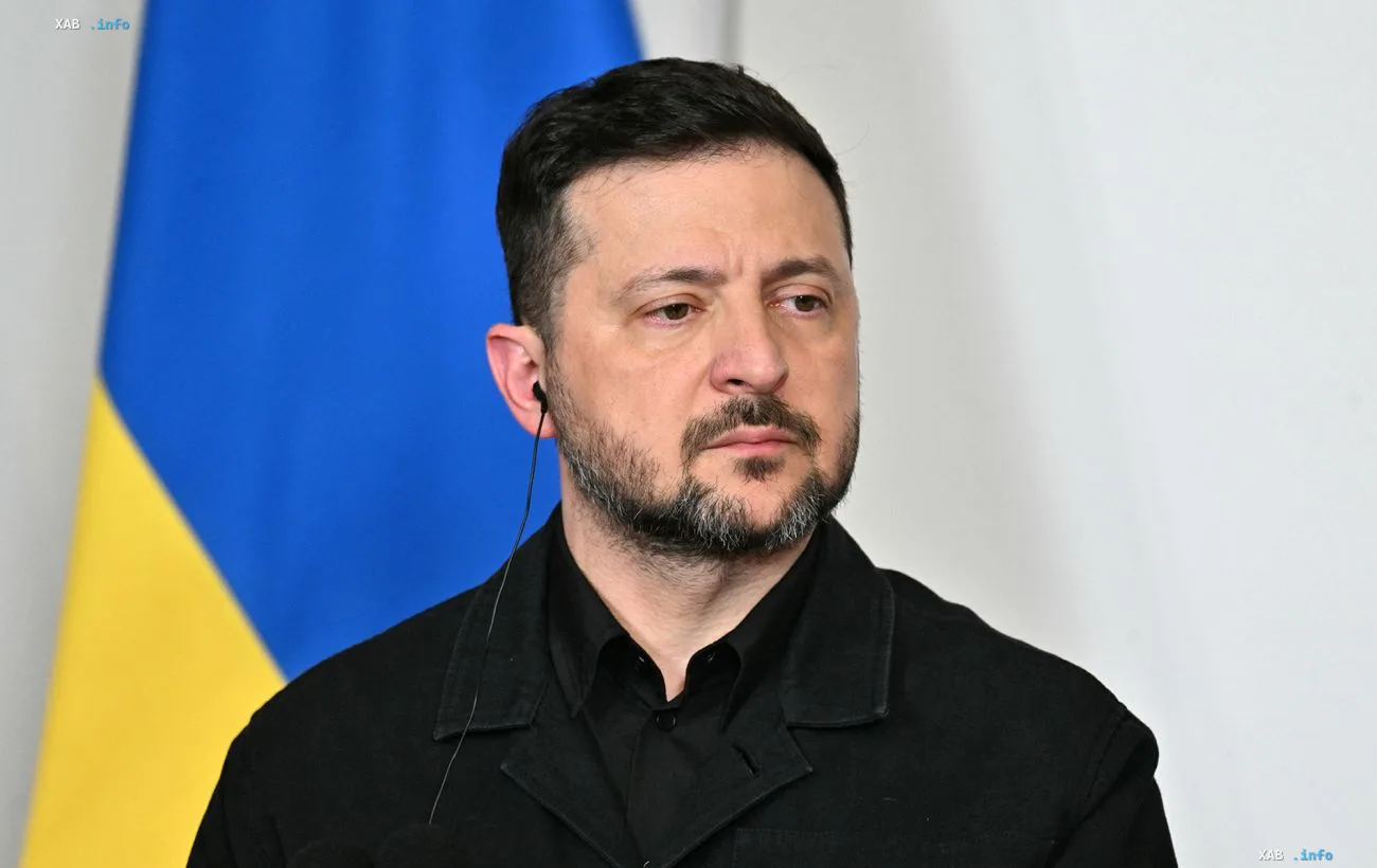 Wolodymyr Selenskyj vor der ukrainischen Flagge bei einer Aussage zur gemeinsamen Verteidigungstechnologie-Produktion mit US-Unternehmen