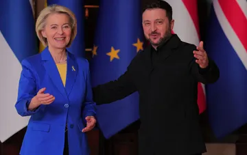 Zelensky und von der Leyen bei Treffen: positives Gespräch vor EU- und britischen Flaggen