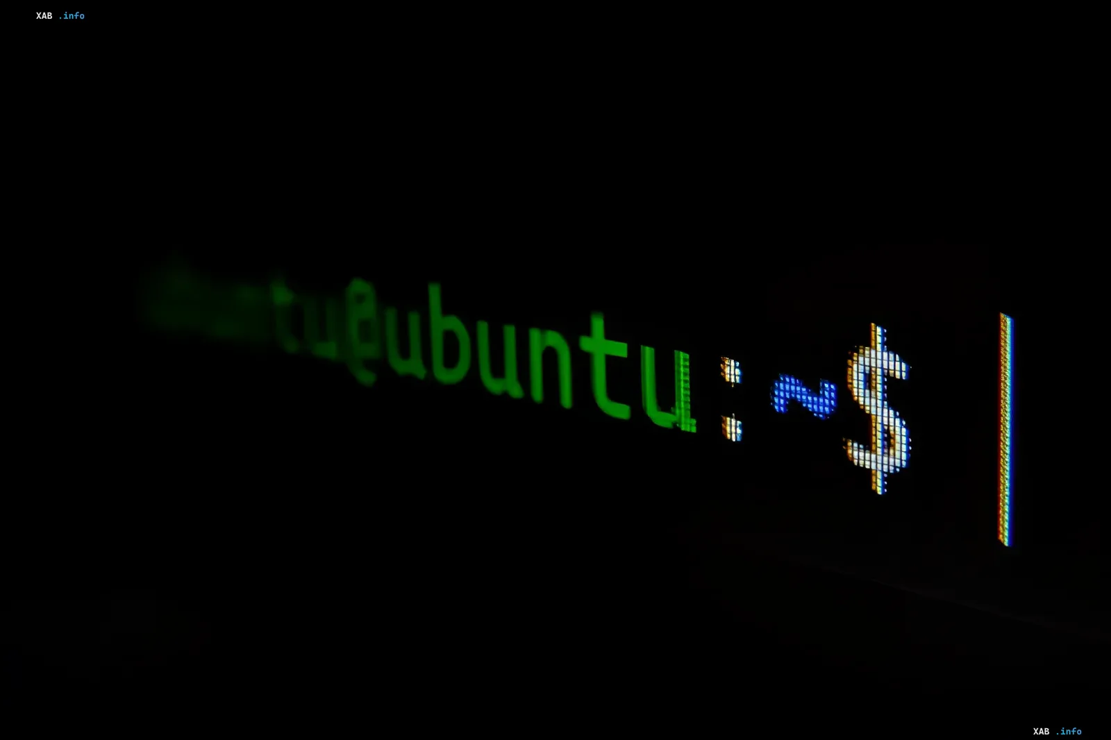Ubuntu-Logo und Systemschnittstelle vor dem Hintergrund von Code und Elementen der künstlichen Intelligenz
