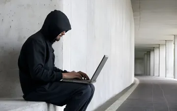 Фейковое окно проверки Cloudflare при атаке на украинский бизнес