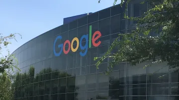 Смартфон на Android с логотипом Google